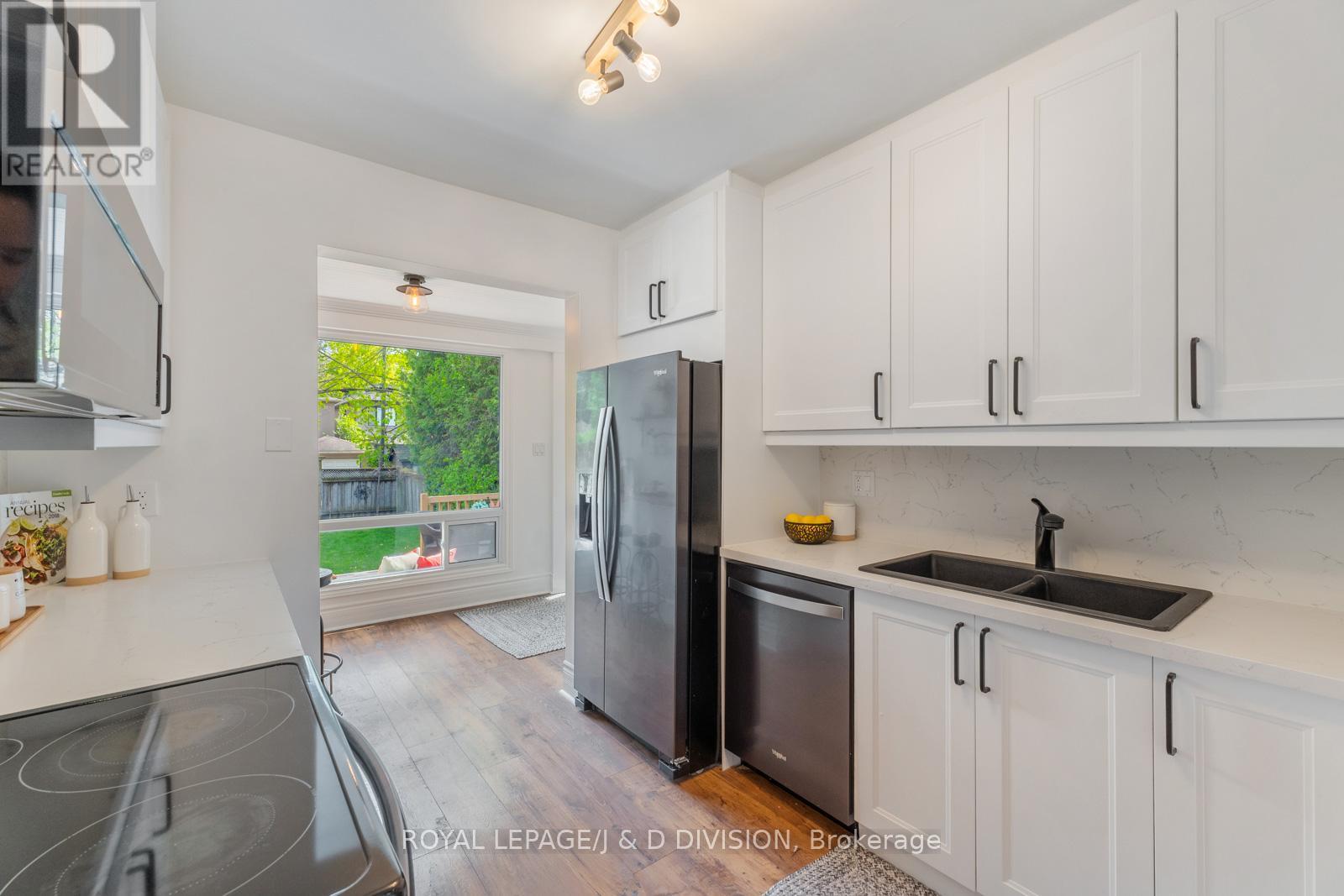 












325 DAVISVILLE AVENUE

,
Toronto,




Ontario
M4S1H1

