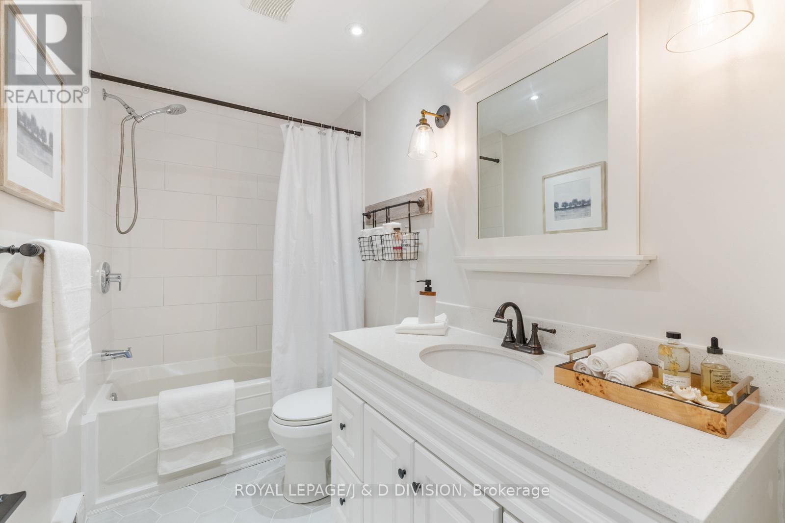 












325 DAVISVILLE AVENUE

,
Toronto,




Ontario
M4S1H1

