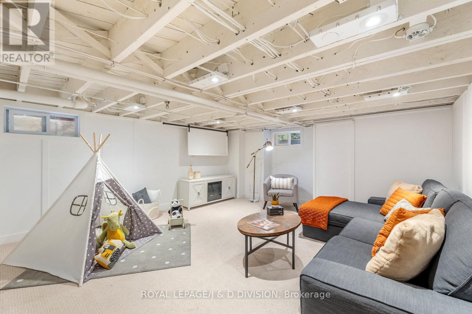 












325 DAVISVILLE AVENUE

,
Toronto,




Ontario
M4S1H1

