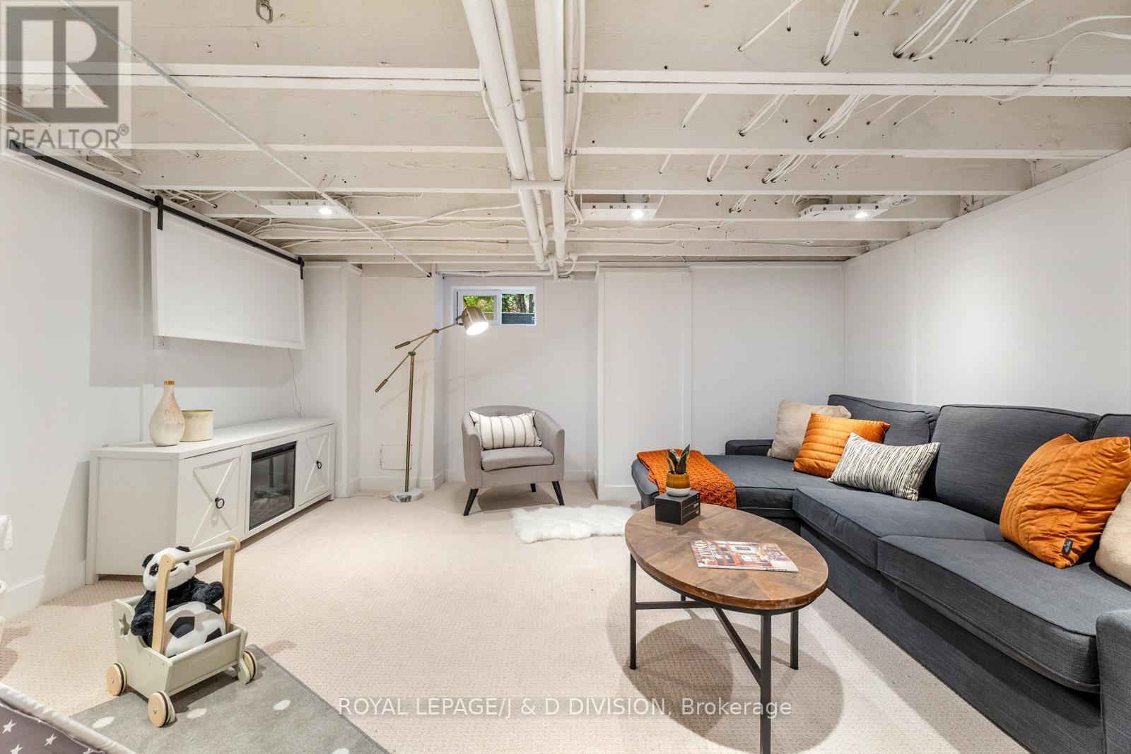 












325 DAVISVILLE AVENUE

,
Toronto,




Ontario
M4S1H1

