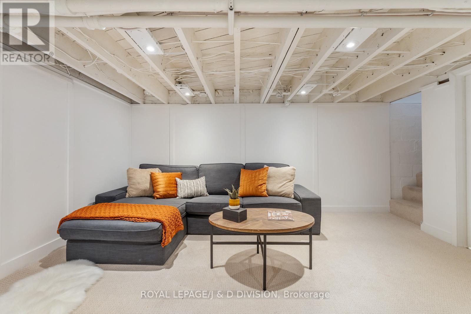 












325 DAVISVILLE AVENUE

,
Toronto,




Ontario
M4S1H1


