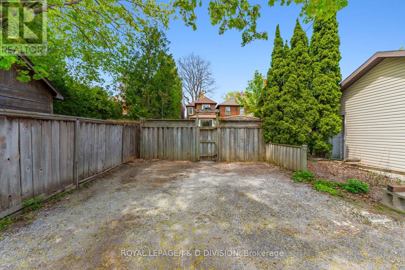 












325 DAVISVILLE AVENUE

,
Toronto,




Ontario
M4S1H1

