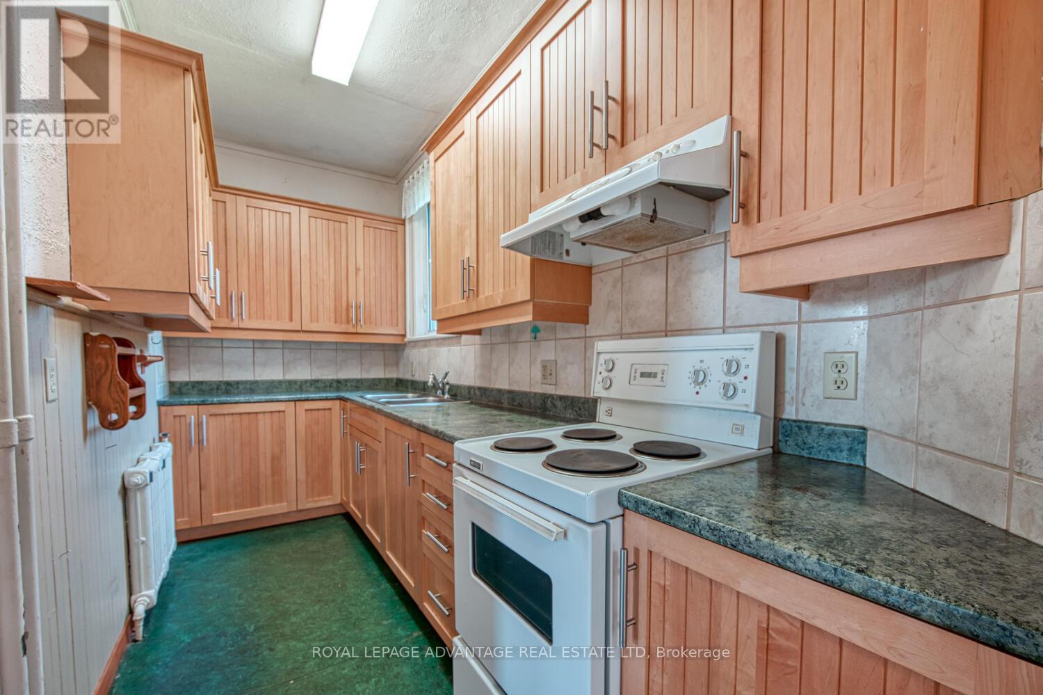 












11 ELMSLEY STREET S

,
Smiths Falls,




Ontario
K7A3P1


