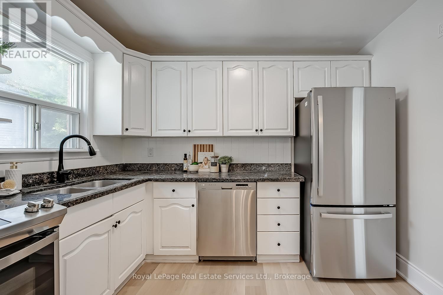 












397 BARTOS DRIVE

,
Oakville (CO Central),




Ontario
L6K3E5

