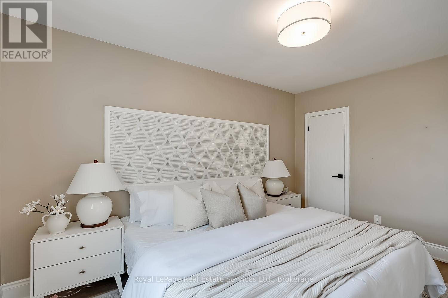 












397 BARTOS DRIVE

,
Oakville (CO Central),




Ontario
L6K3E5

