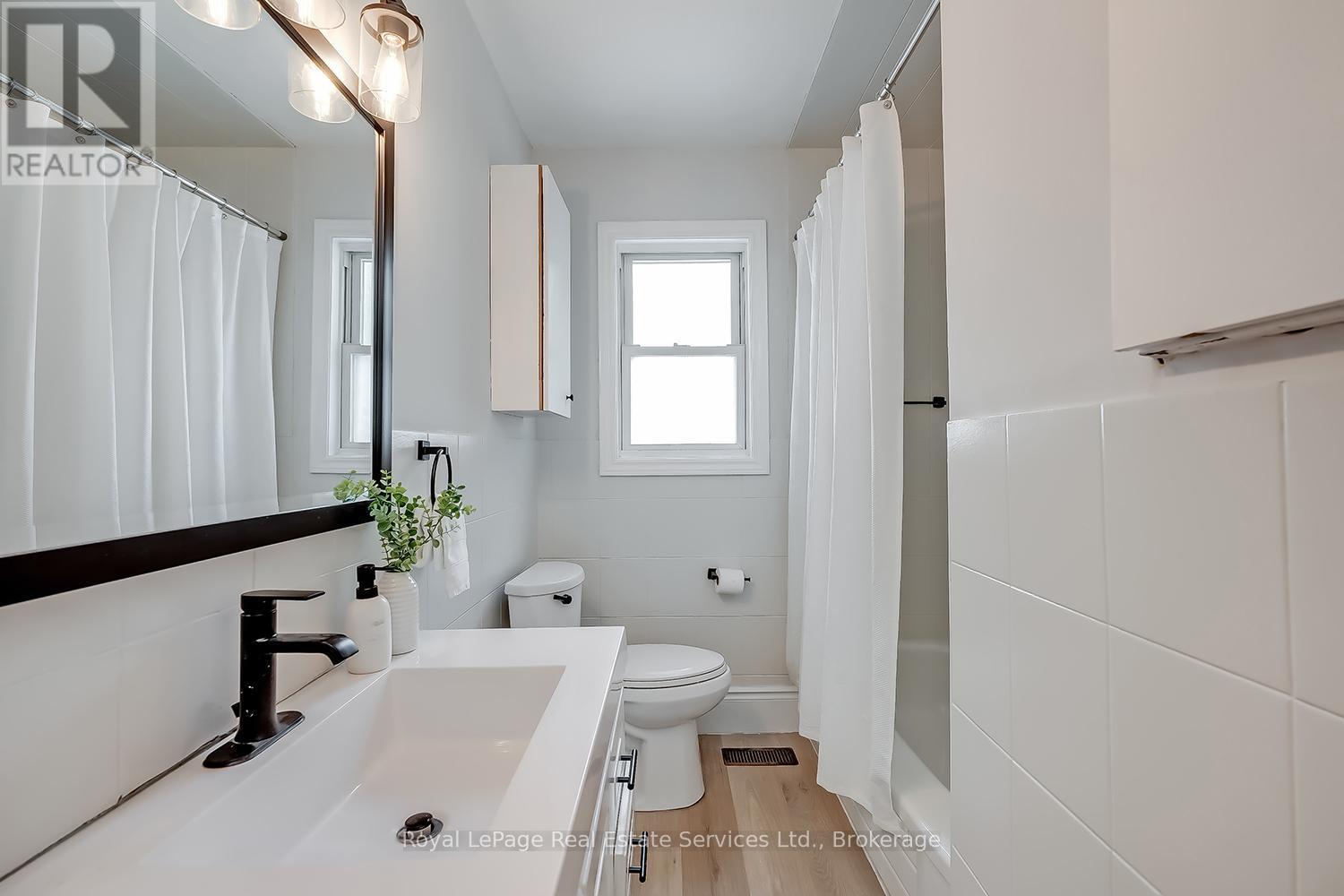 












397 BARTOS DRIVE

,
Oakville (CO Central),




Ontario
L6K3E5

