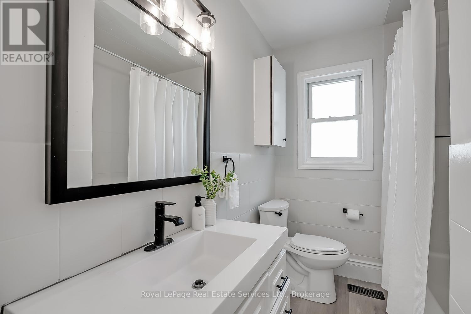 












397 BARTOS DRIVE

,
Oakville (CO Central),




Ontario
L6K3E5


