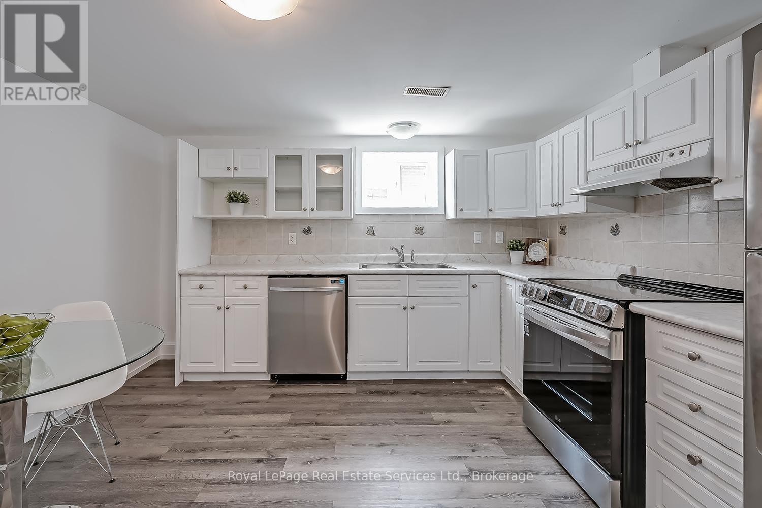 












397 BARTOS DRIVE

,
Oakville (CO Central),




Ontario
L6K3E5

