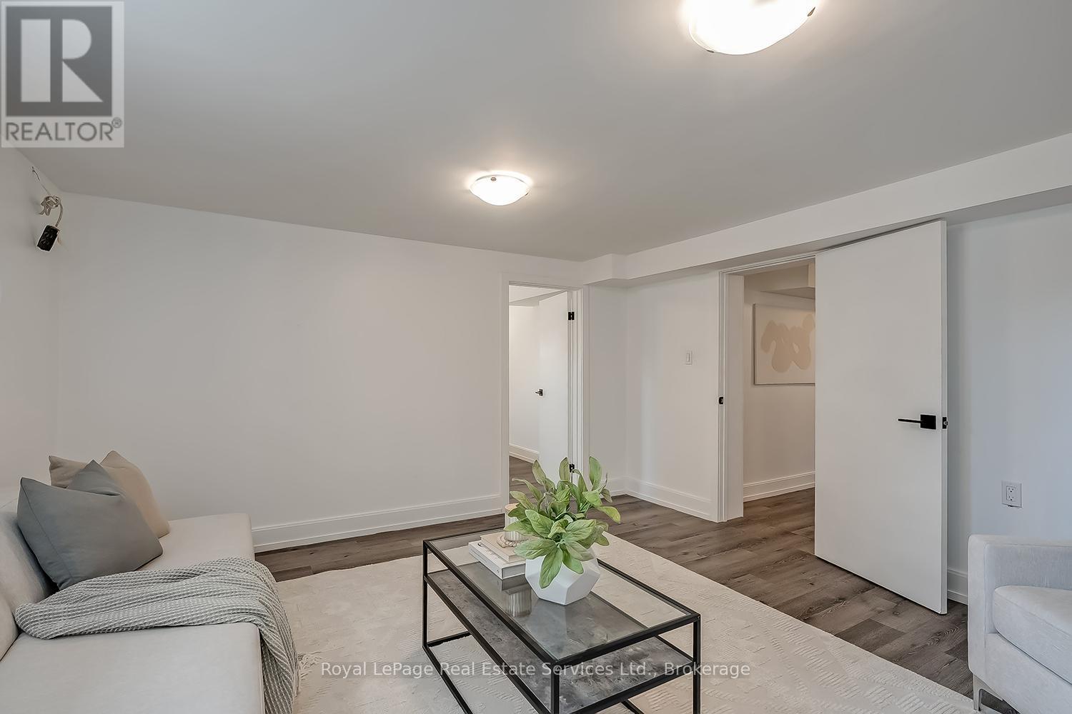 












397 BARTOS DRIVE

,
Oakville (CO Central),




Ontario
L6K3E5

