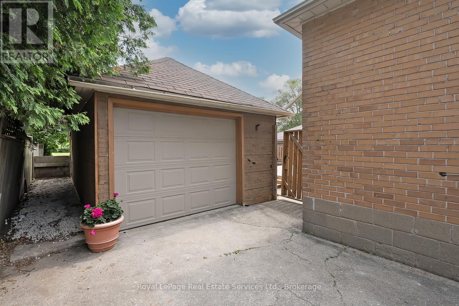 












397 BARTOS DRIVE

,
Oakville (CO Central),




Ontario
L6K3E5

