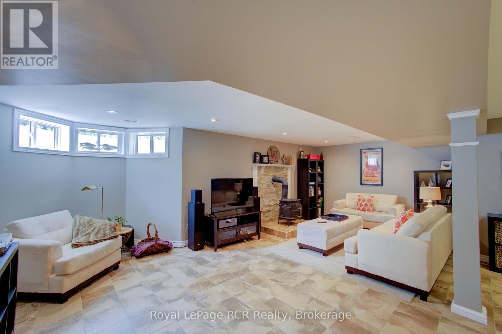 












8022 CONCESSION 16 ROAD

,
Mapleton,







Ontario
N0G1A0

