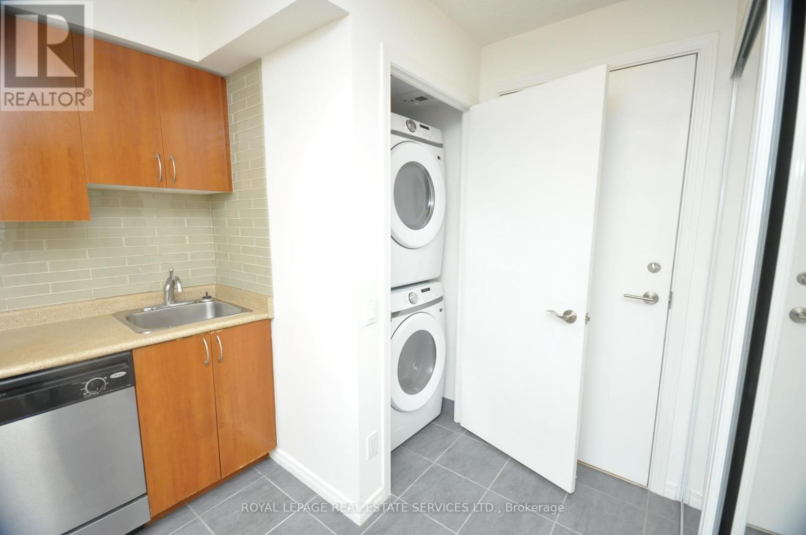 












1217 - 60 HEINTZMAN STREET

,
Toronto,




Ontario
M6P5A1


