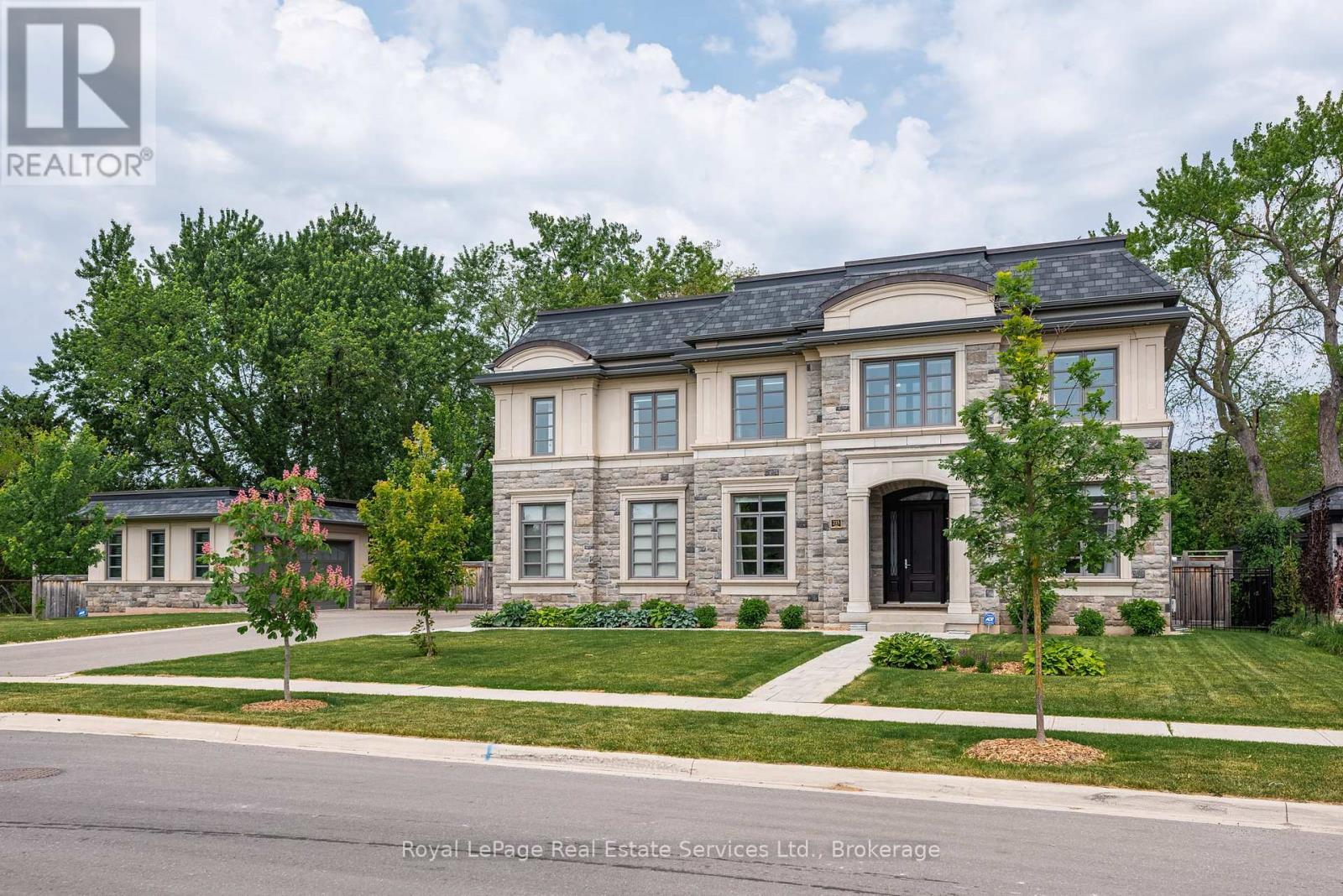 












215 PRINCE GEORGE CRESCENT

,
Oakville (SW Southwest),




Ontario
L6L0G5

