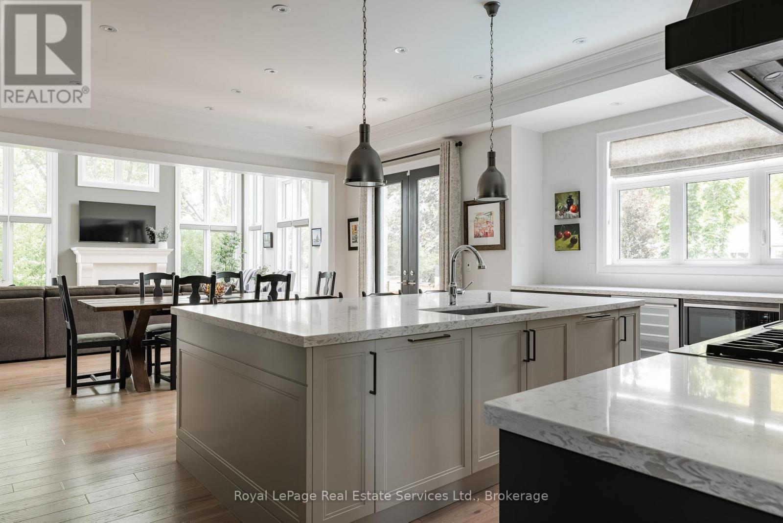 












215 PRINCE GEORGE CRESCENT

,
Oakville (SW Southwest),




Ontario
L6L0G5

