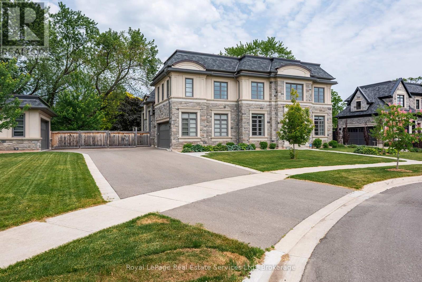 












215 PRINCE GEORGE CRESCENT

,
Oakville (SW Southwest),




Ontario
L6L0G5

