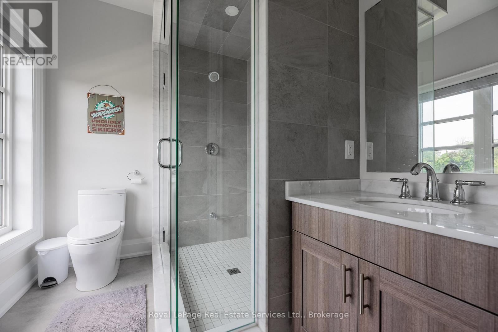 












215 PRINCE GEORGE CRESCENT

,
Oakville (SW Southwest),




Ontario
L6L0G5

