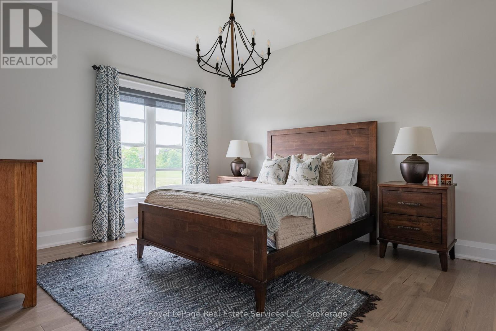 












215 PRINCE GEORGE CRESCENT

,
Oakville (SW Southwest),




Ontario
L6L0G5

