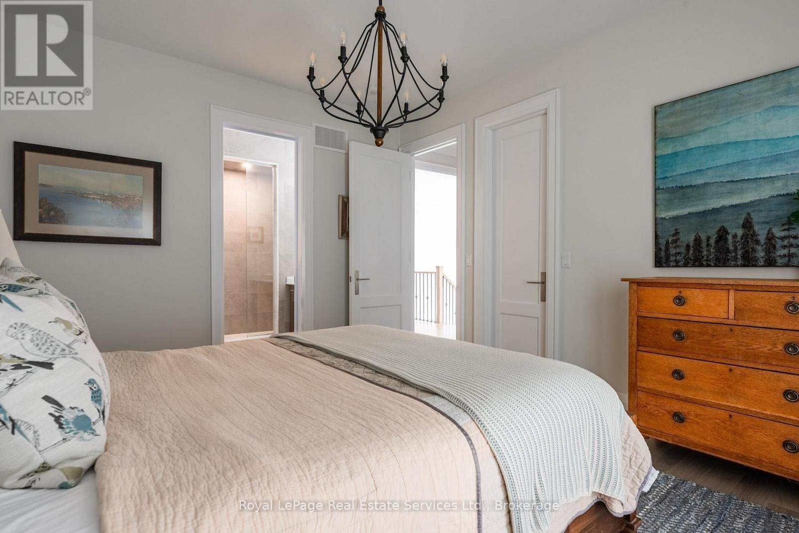 












215 PRINCE GEORGE CRESCENT

,
Oakville (SW Southwest),




Ontario
L6L0G5


