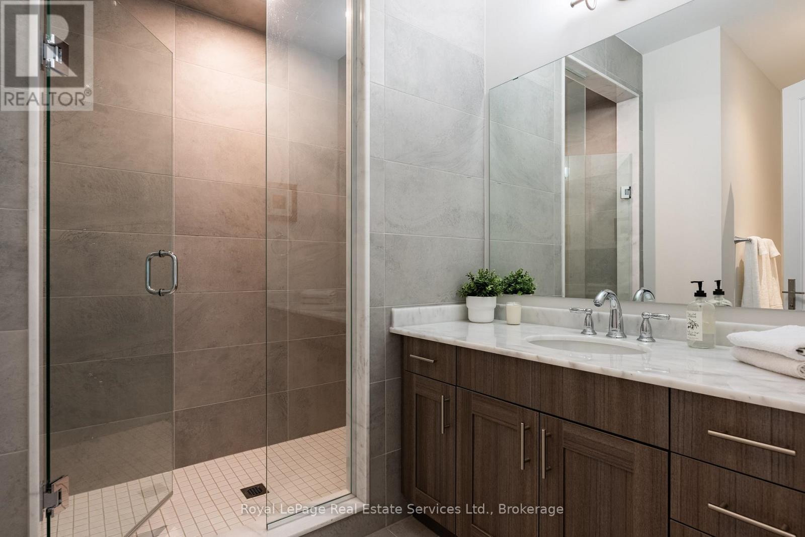 












215 PRINCE GEORGE CRESCENT

,
Oakville (SW Southwest),




Ontario
L6L0G5

