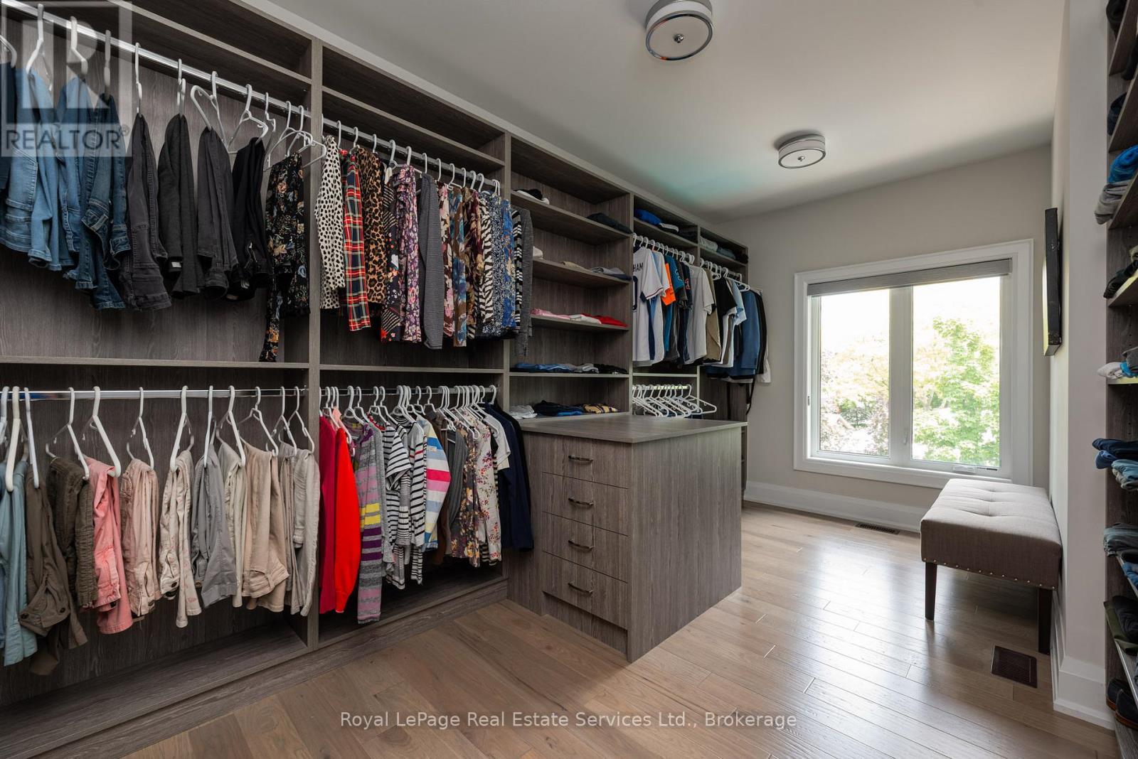 












215 PRINCE GEORGE CRESCENT

,
Oakville (SW Southwest),




Ontario
L6L0G5

