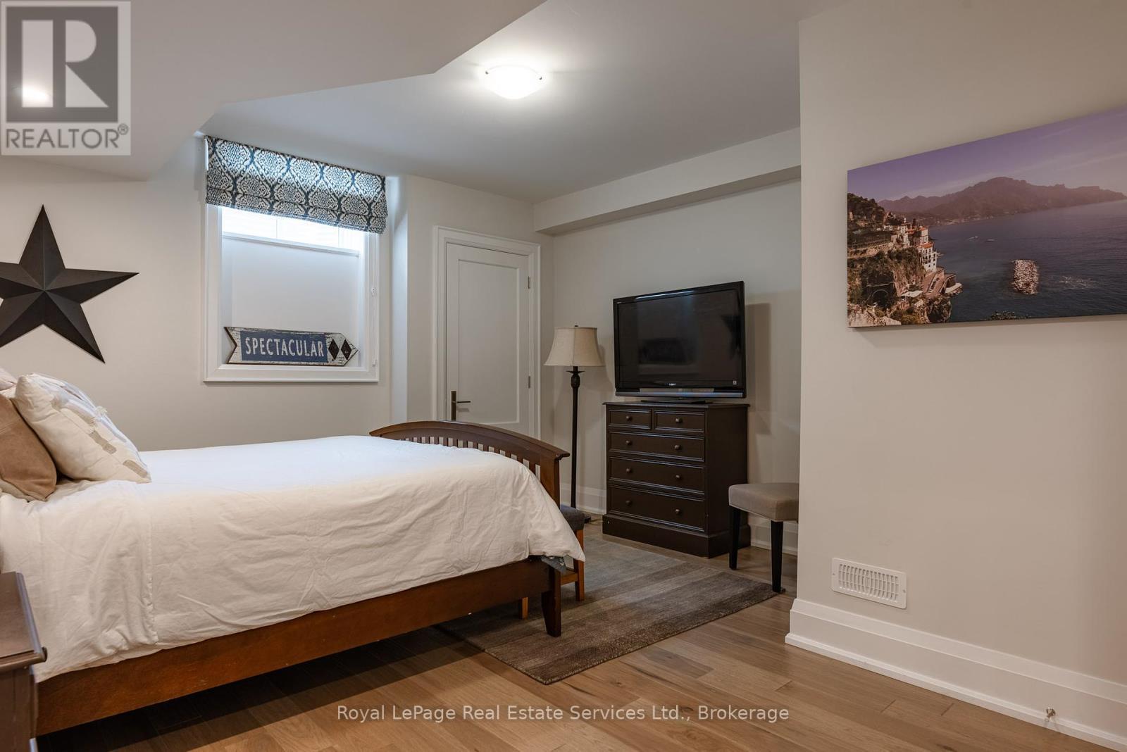 












215 PRINCE GEORGE CRESCENT

,
Oakville (SW Southwest),




Ontario
L6L0G5

