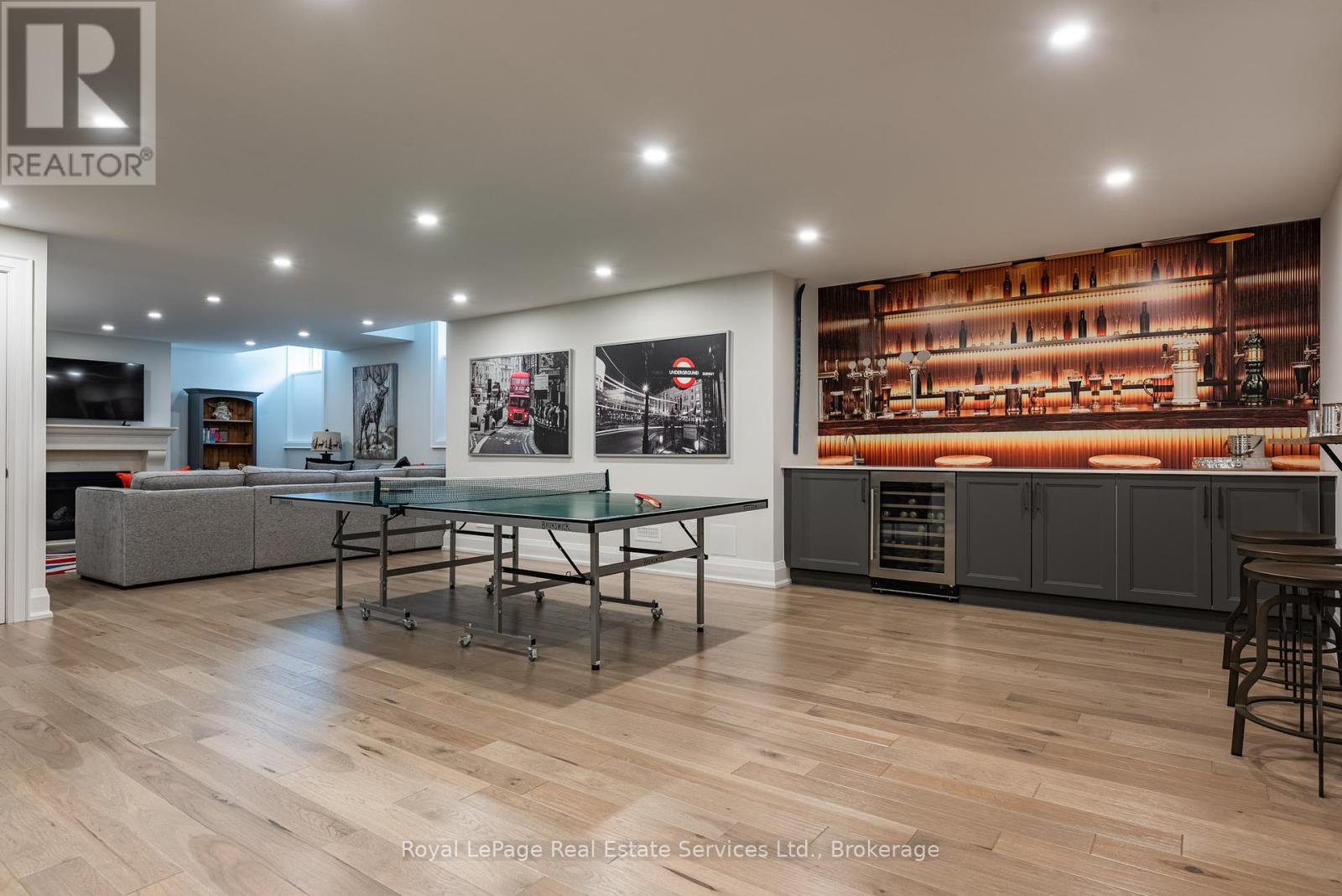 












215 PRINCE GEORGE CRESCENT

,
Oakville (SW Southwest),




Ontario
L6L0G5

