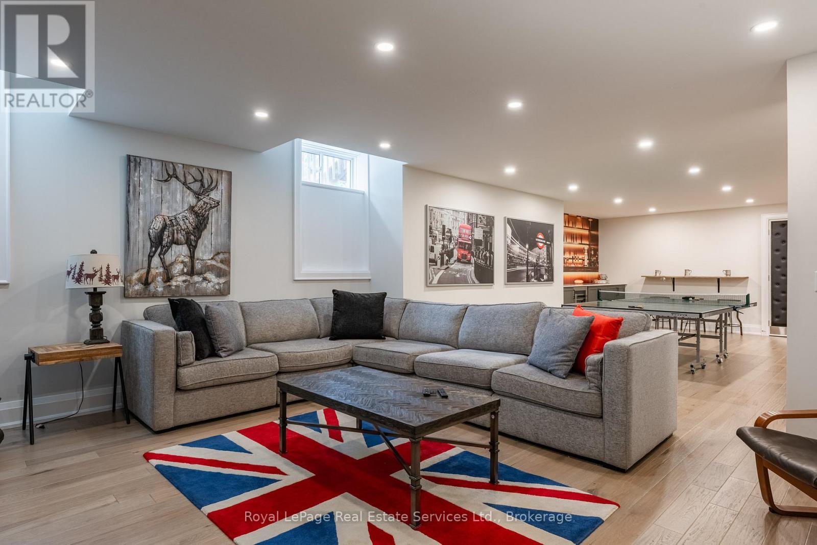 












215 PRINCE GEORGE CRESCENT

,
Oakville (SW Southwest),




Ontario
L6L0G5

