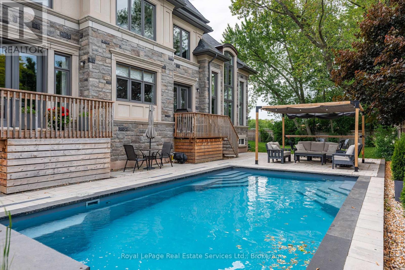 












215 PRINCE GEORGE CRESCENT

,
Oakville (SW Southwest),




Ontario
L6L0G5

