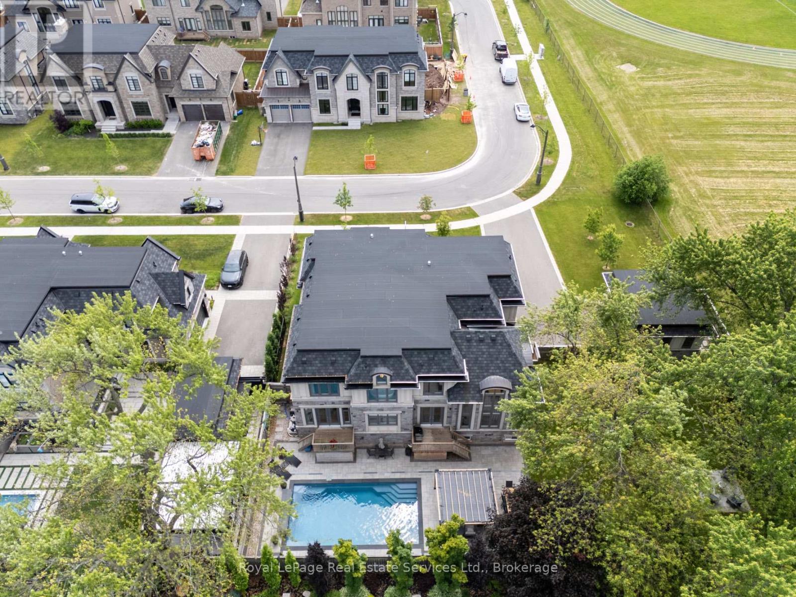 












215 PRINCE GEORGE CRESCENT

,
Oakville (SW Southwest),




Ontario
L6L0G5

