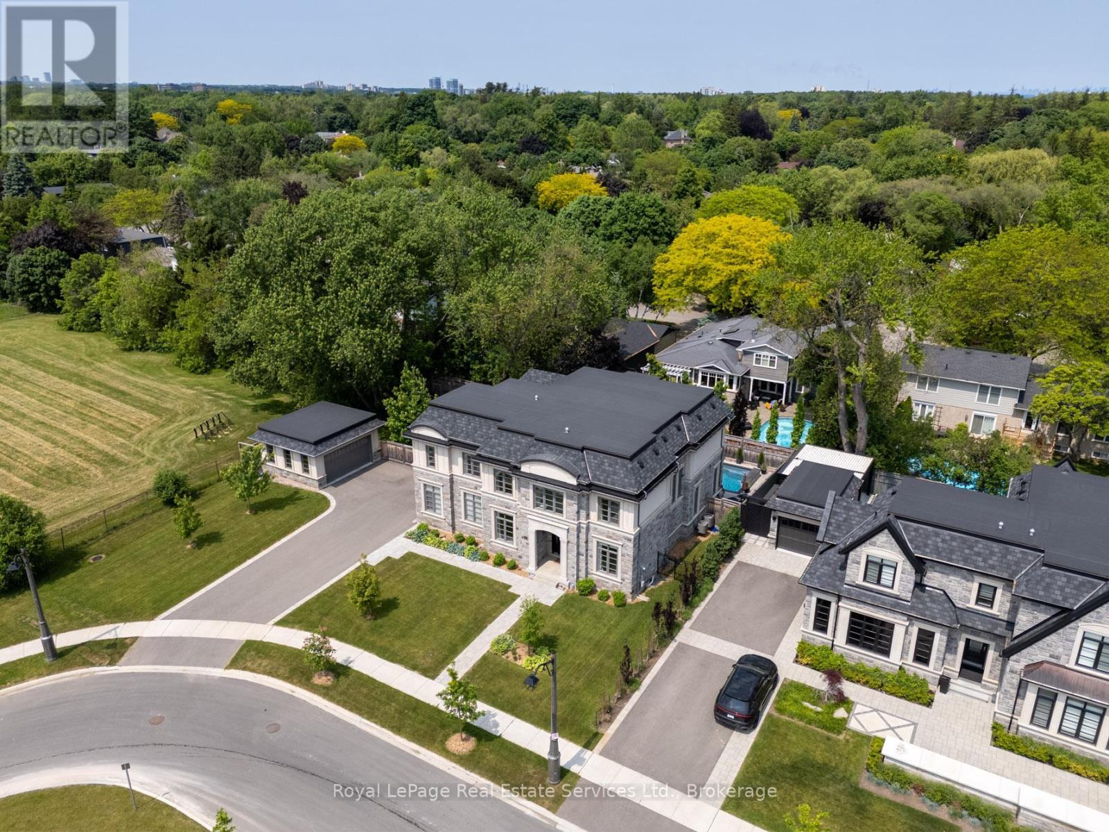 












215 PRINCE GEORGE CRESCENT

,
Oakville (SW Southwest),




Ontario
L6L0G5

