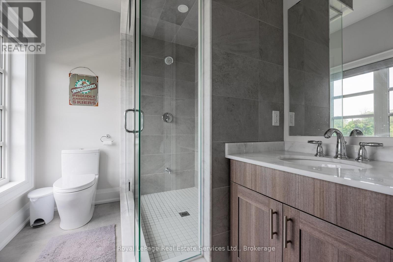 












215 PRINCE GEORGE CRESCENT

,
Oakville (SW Southwest),




Ontario
L6L0G5

