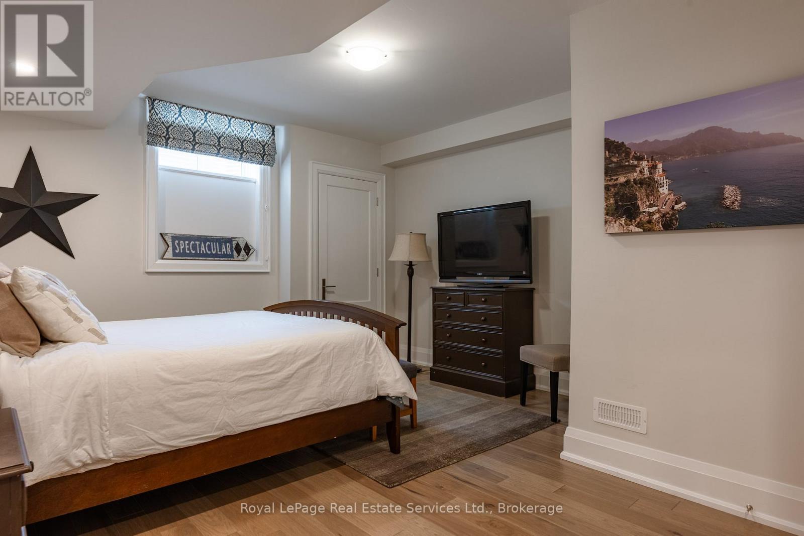 












215 PRINCE GEORGE CRESCENT

,
Oakville (SW Southwest),




Ontario
L6L0G5

