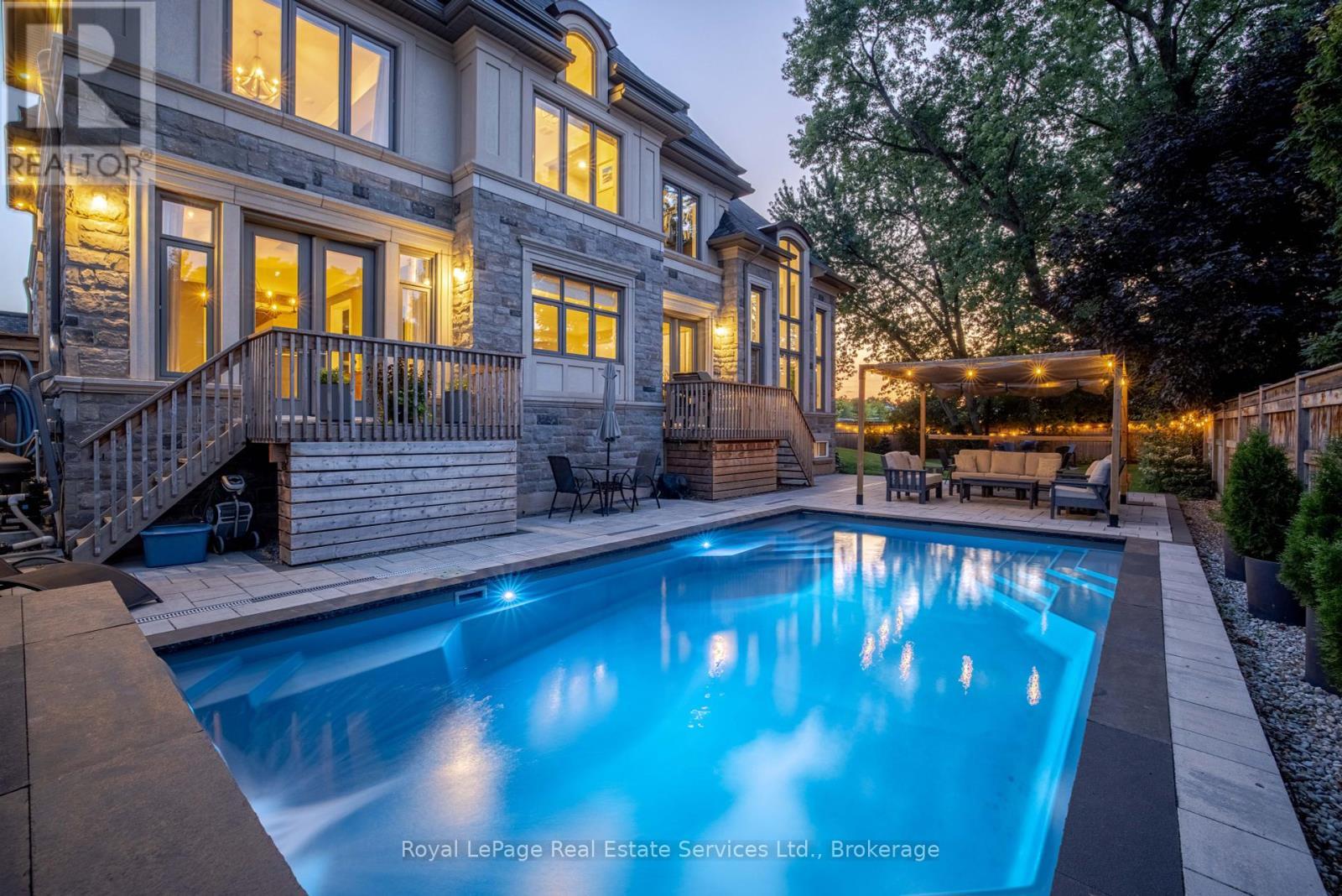 












215 PRINCE GEORGE CRESCENT

,
Oakville (SW Southwest),




Ontario
L6L0G5

