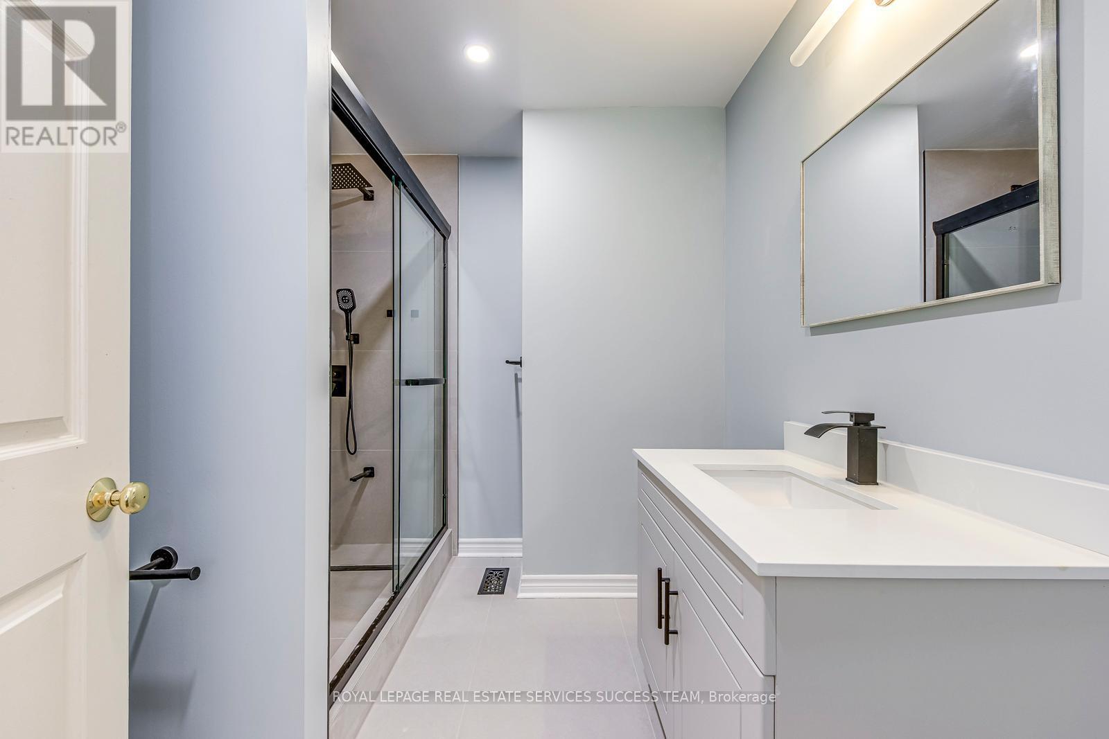 












1106 CRESTVIEW STREET

,
Oakville,




Ontario
L6J2C6

