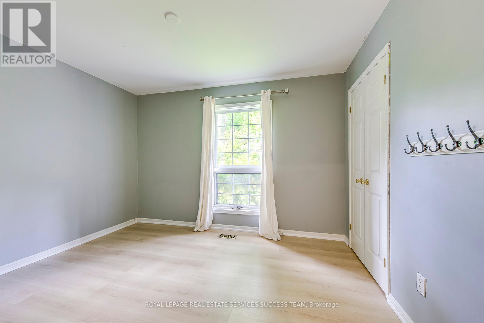 












1106 CRESTVIEW STREET

,
Oakville,




Ontario
L6J2C6

