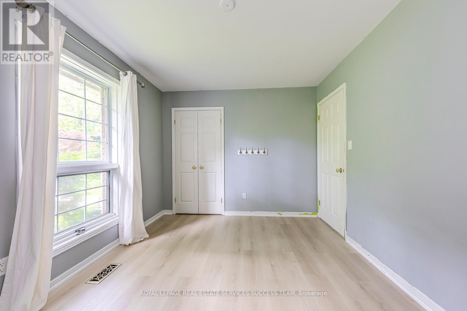 












1106 CRESTVIEW STREET

,
Oakville,




Ontario
L6J2C6

