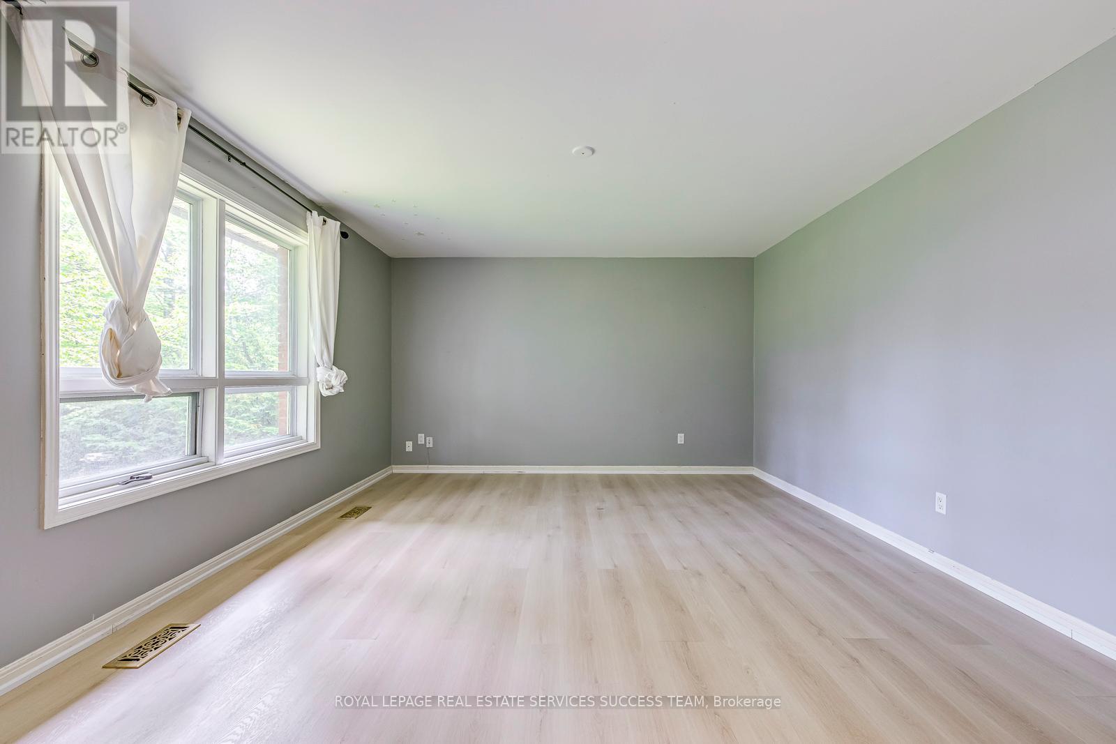 












1106 CRESTVIEW STREET

,
Oakville,




Ontario
L6J2C6

