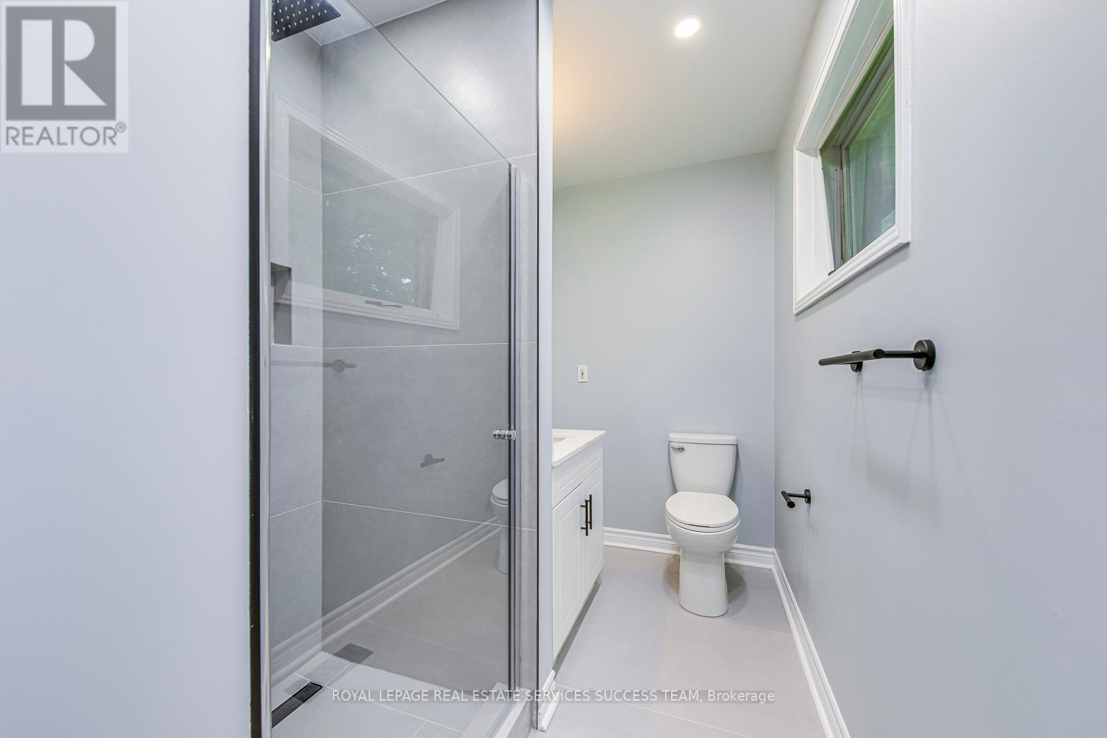












1106 CRESTVIEW STREET

,
Oakville,




Ontario
L6J2C6

