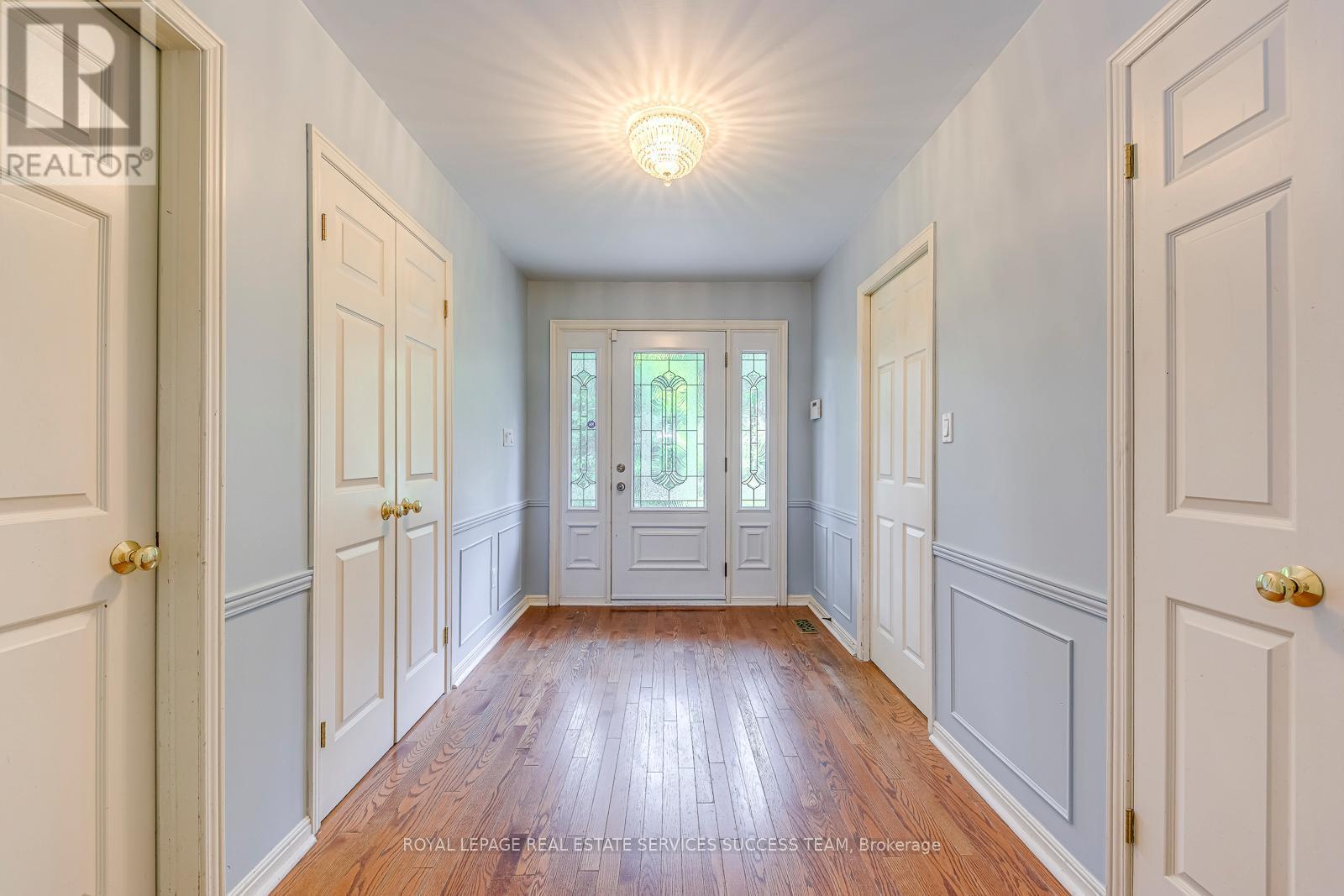 












1106 CRESTVIEW STREET

,
Oakville,




Ontario
L6J2C6

