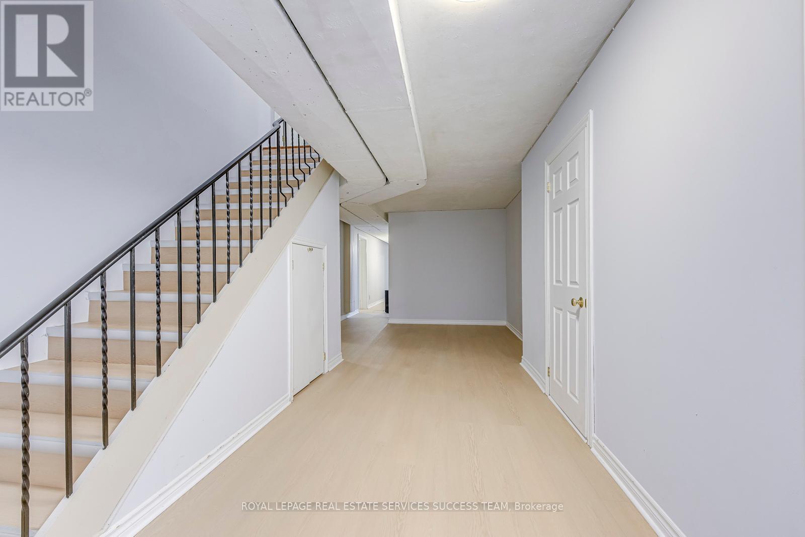 












1106 CRESTVIEW STREET

,
Oakville,




Ontario
L6J2C6

