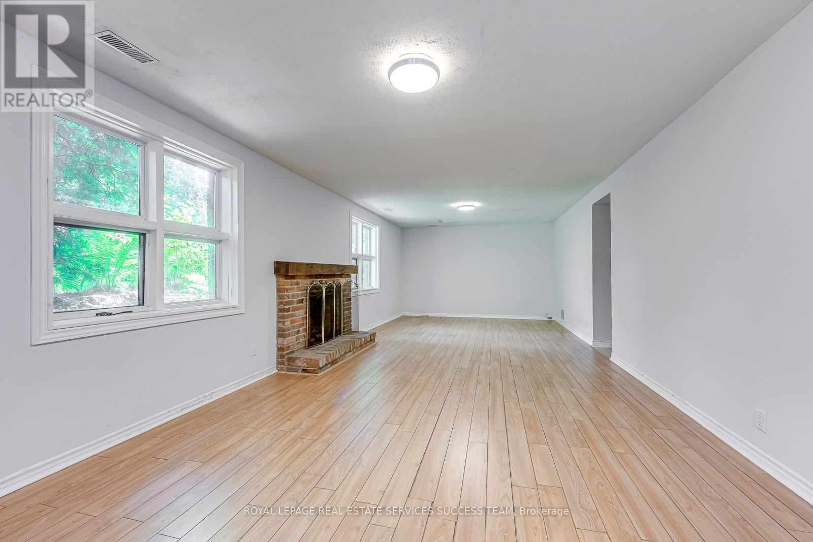 












1106 CRESTVIEW STREET

,
Oakville,




Ontario
L6J2C6

