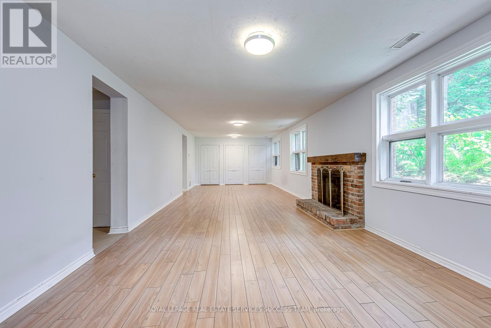 












1106 CRESTVIEW STREET

,
Oakville,




Ontario
L6J2C6

