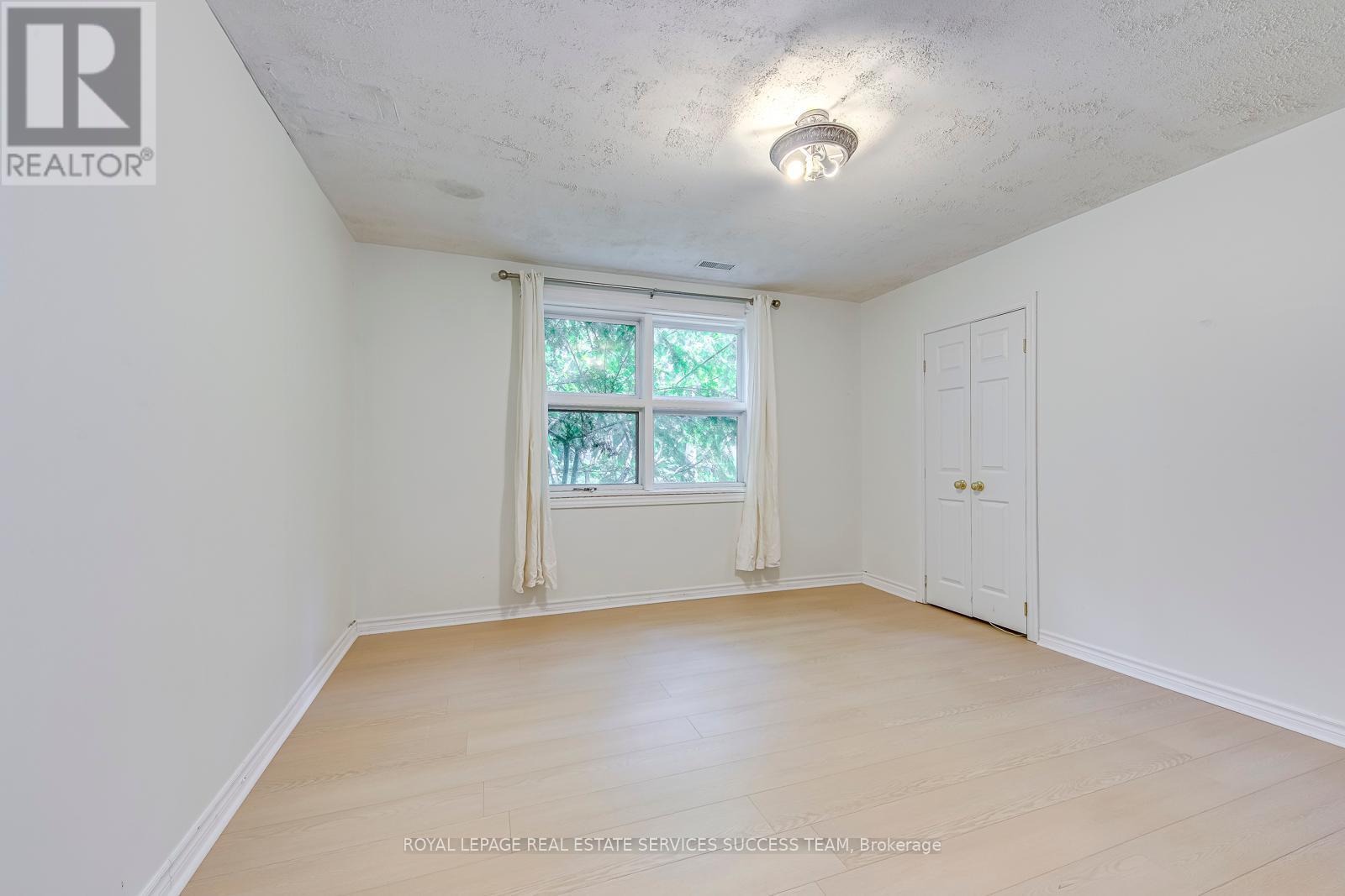 












1106 CRESTVIEW STREET

,
Oakville,




Ontario
L6J2C6

