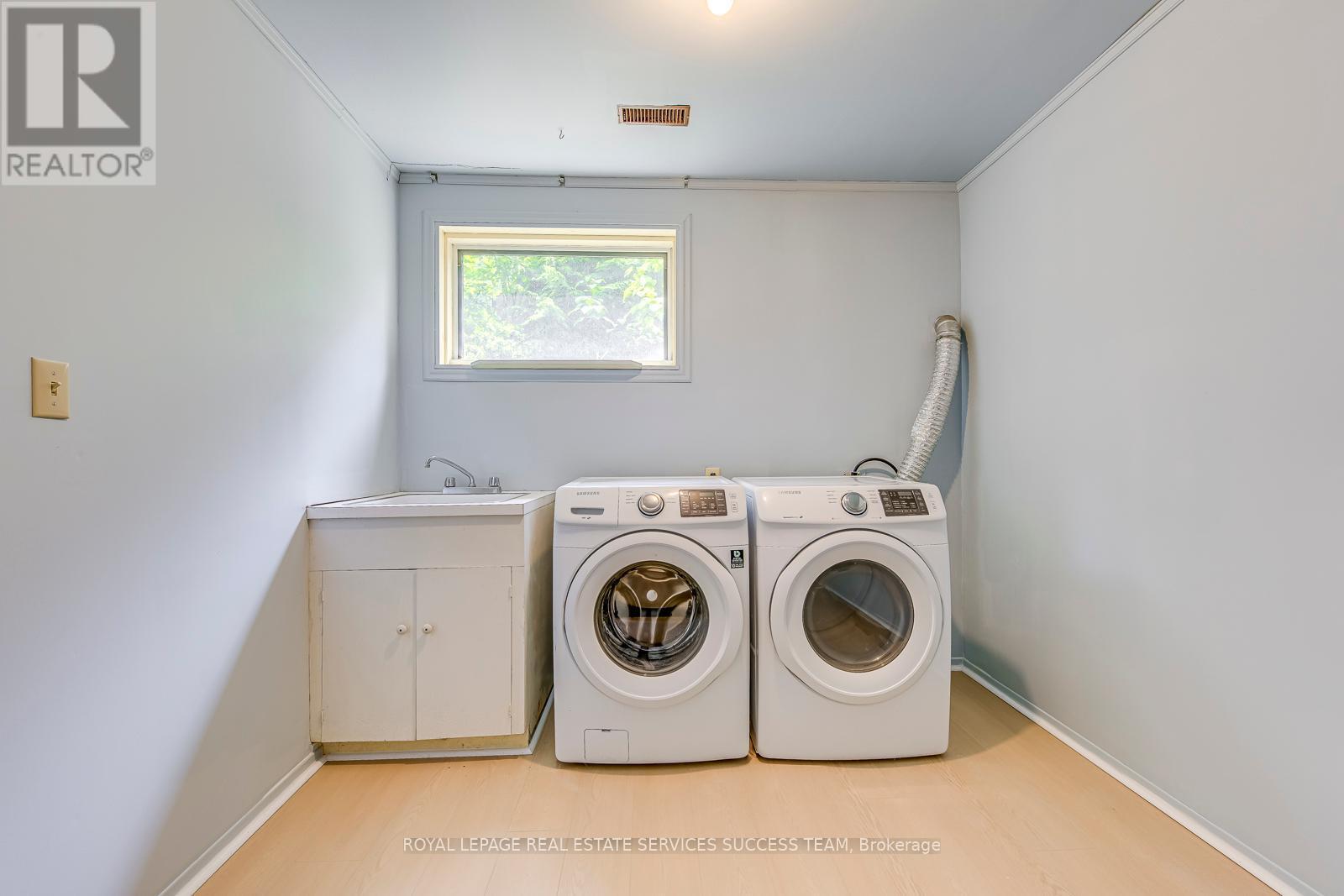 












1106 CRESTVIEW STREET

,
Oakville,




Ontario
L6J2C6

