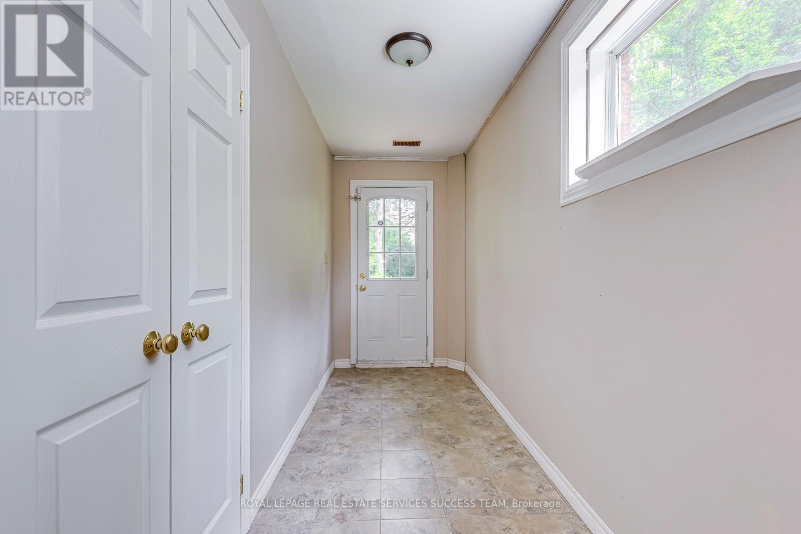 












1106 CRESTVIEW STREET

,
Oakville,




Ontario
L6J2C6

