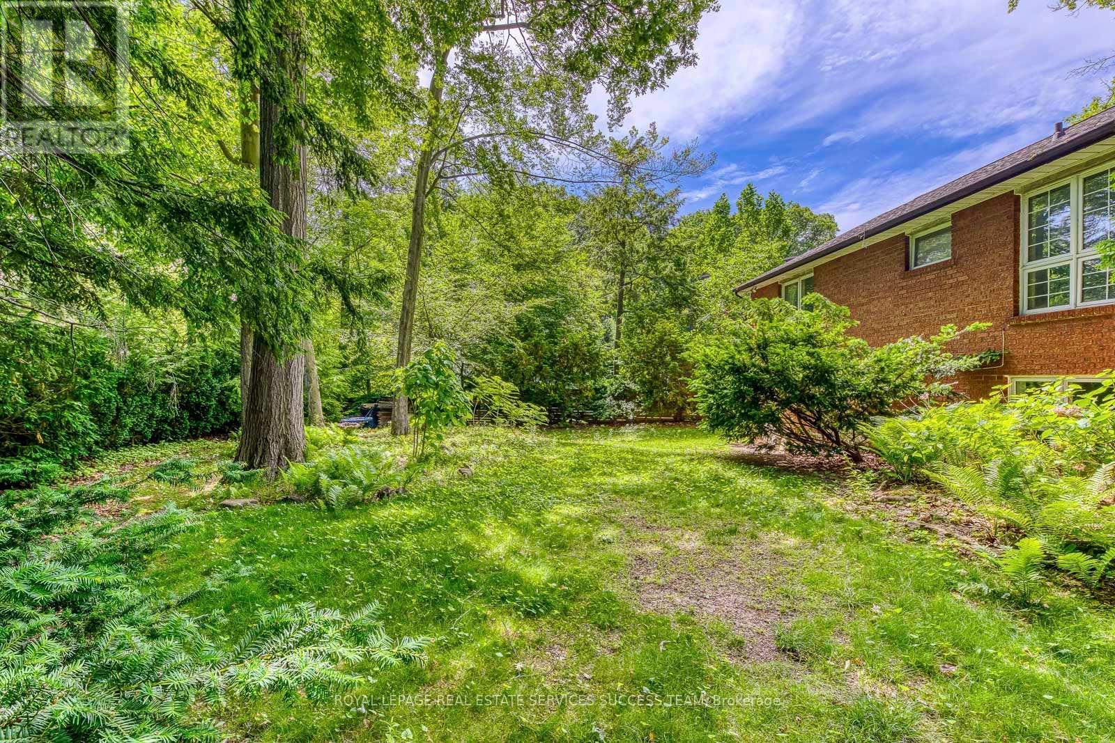 












1106 CRESTVIEW STREET

,
Oakville,




Ontario
L6J2C6

