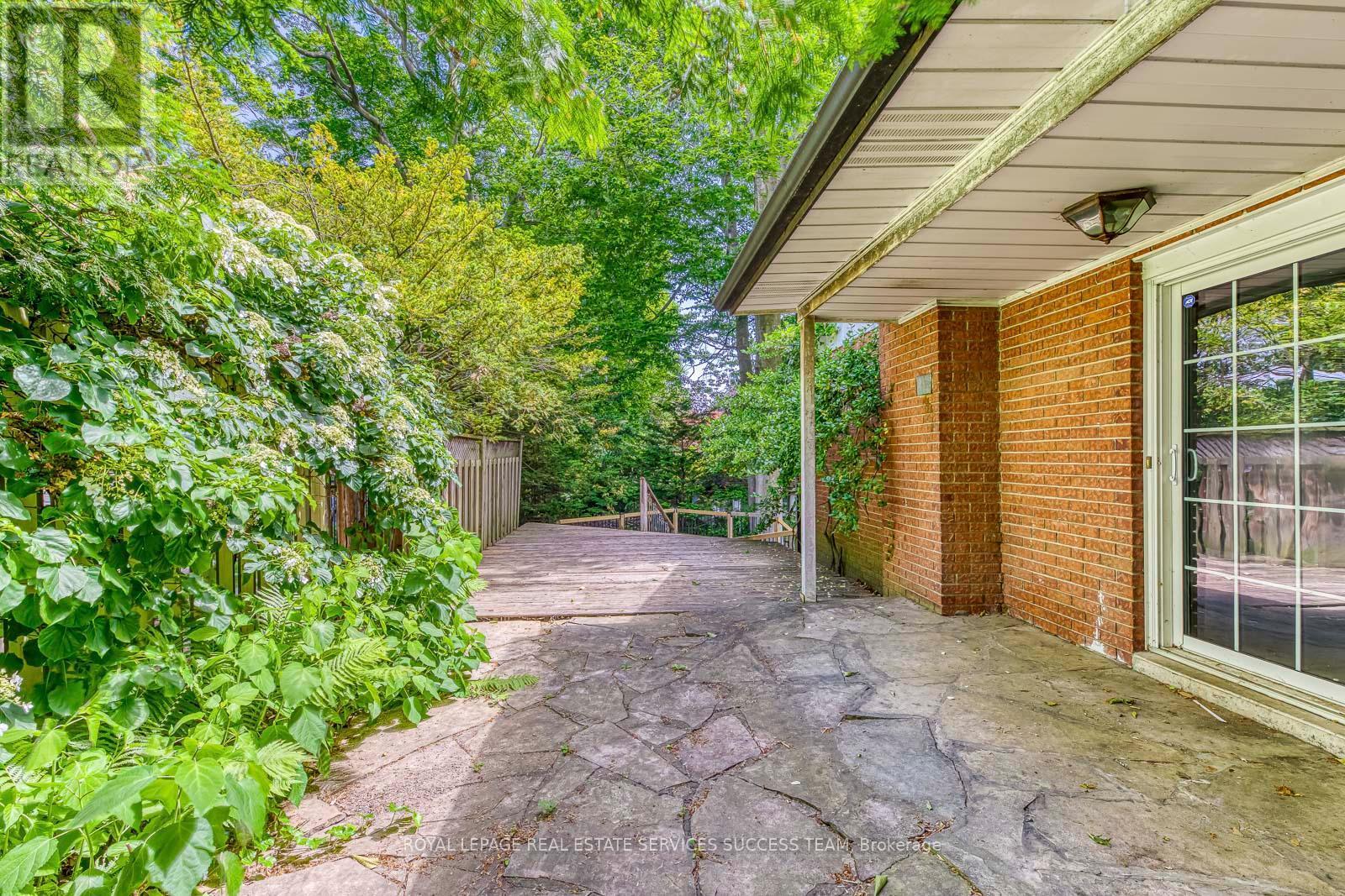 












1106 CRESTVIEW STREET

,
Oakville,




Ontario
L6J2C6

