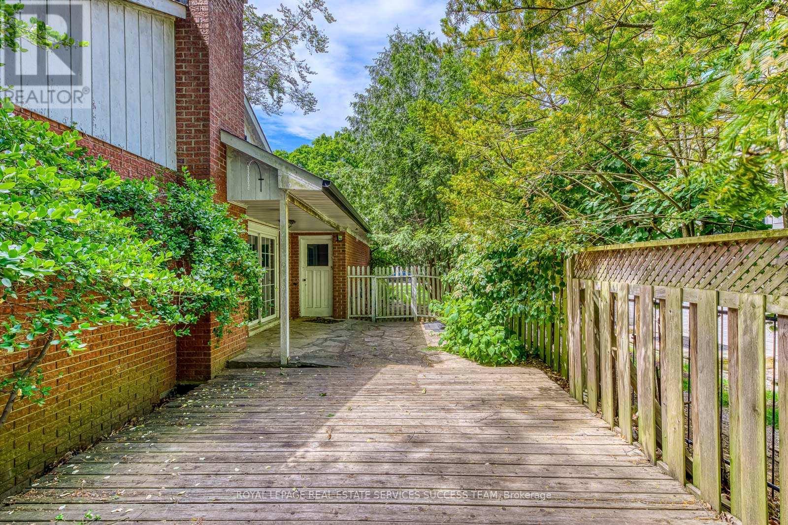 












1106 CRESTVIEW STREET

,
Oakville,




Ontario
L6J2C6

