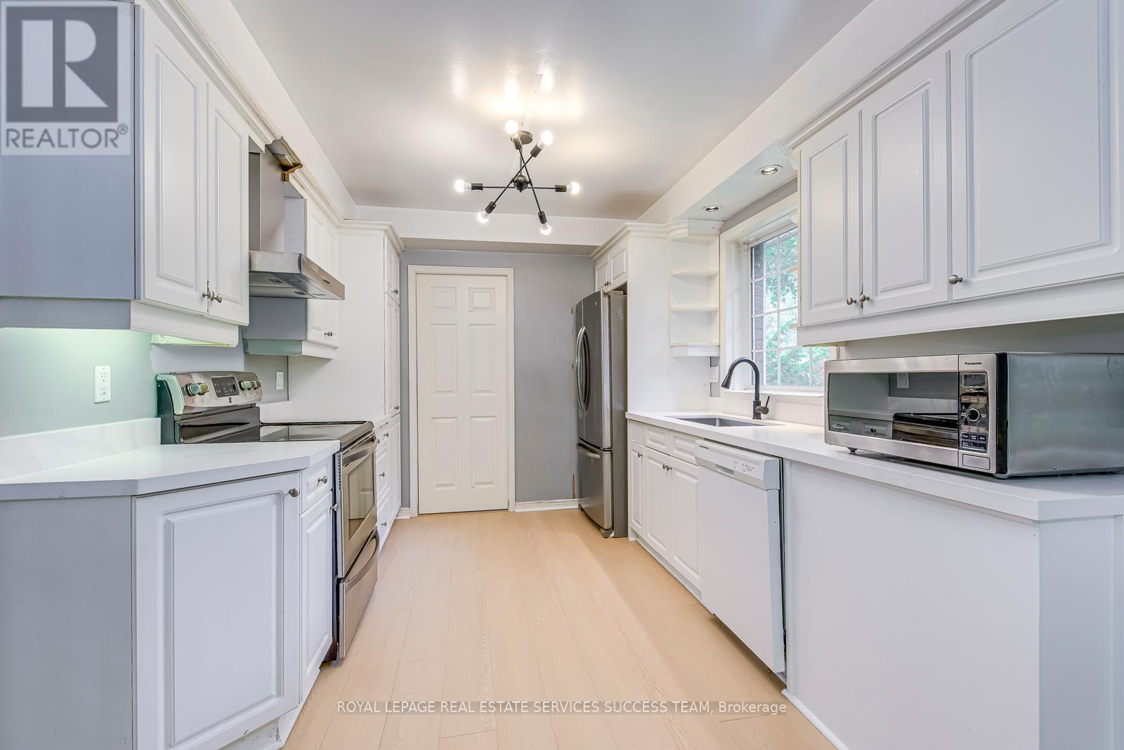 












1106 CRESTVIEW STREET

,
Oakville,




Ontario
L6J2C6

