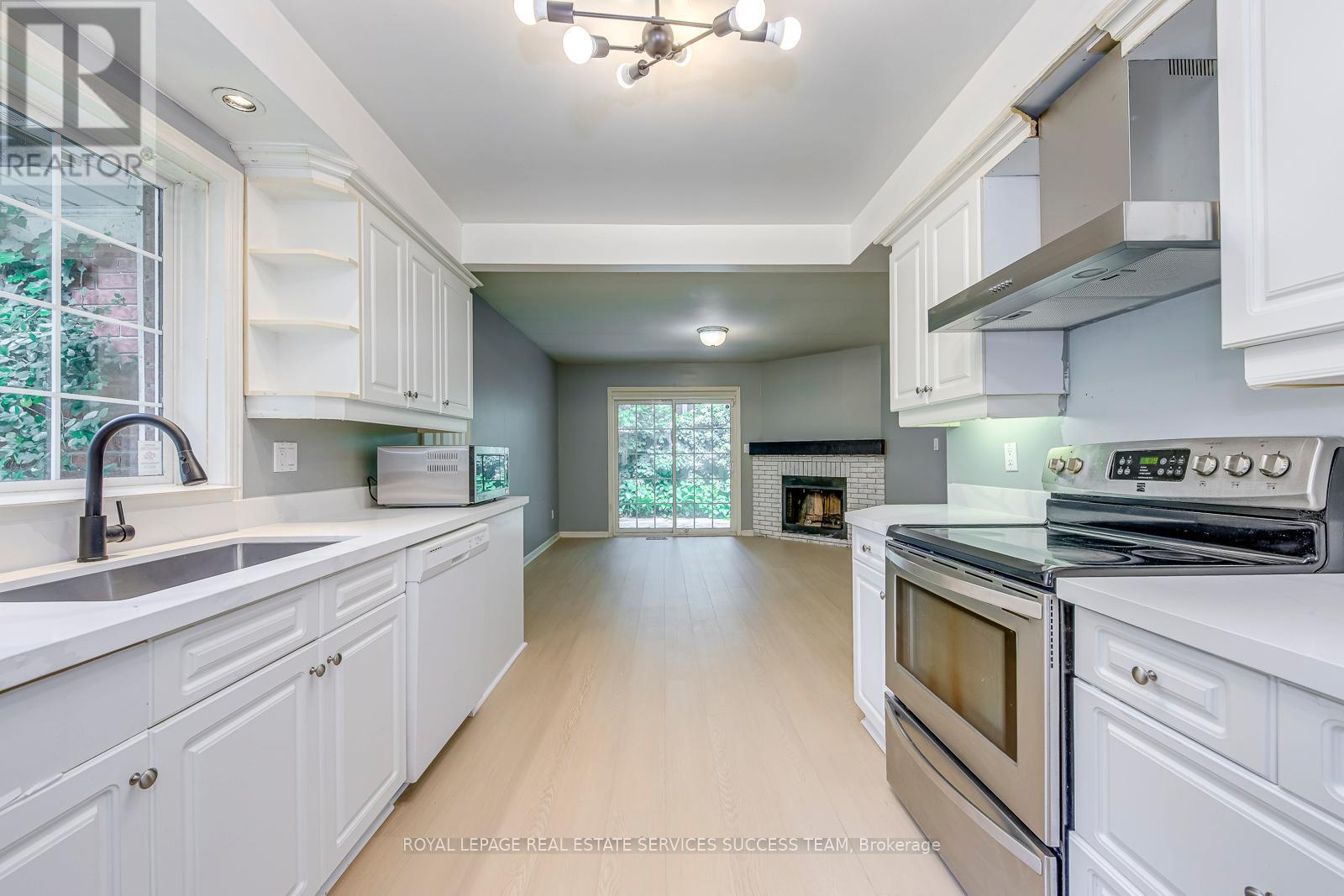 












1106 CRESTVIEW STREET

,
Oakville,




Ontario
L6J2C6

